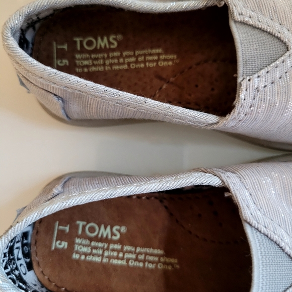 TOMS Iridescent Shoes - Picture 2 of 7